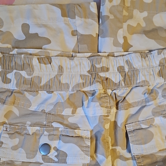 Cato, size 16 Camouflage Capris Cargo Pants - Picture 14 of 15